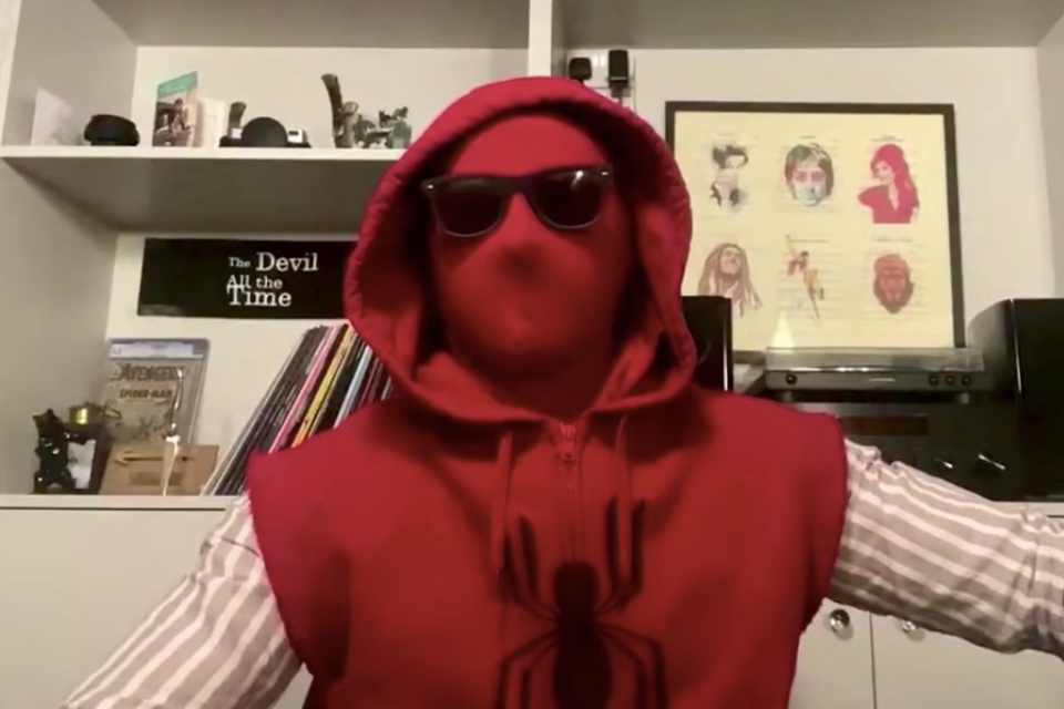 Imagem de: Tom Holland usa a roupa do Homem Aranha durante a quarentena