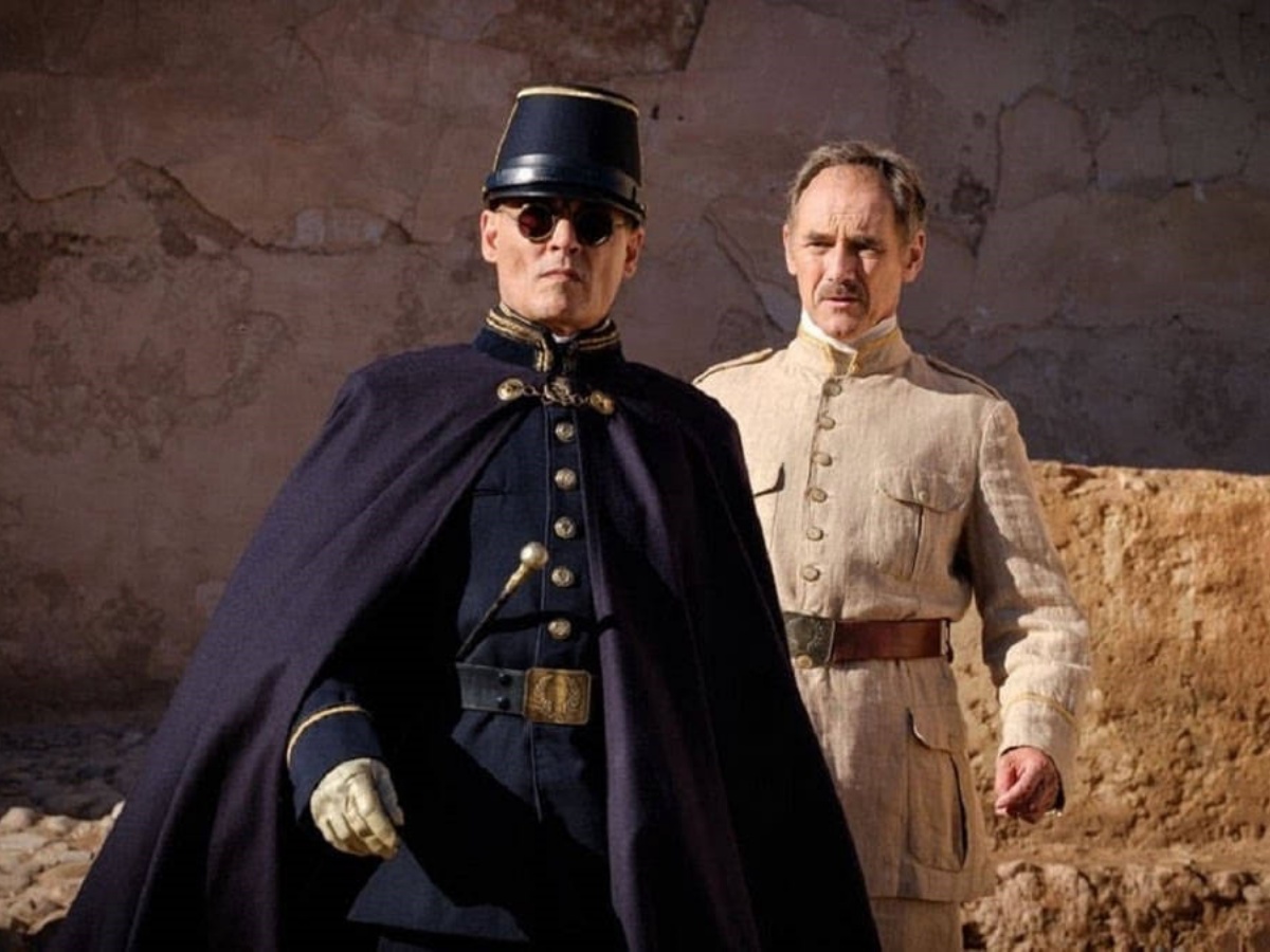 Imagem de: Robert Pattinson e Johnny Depp estrelam À Espera dos Bárbaros